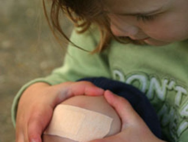 Image d'un diachylon sur le genou d'un enfant |