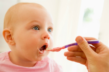 Selon les pédiatres, pas besoin de retarder l&rsquo;introduction des allergènes alimentaires chez les bébés à haut risque
