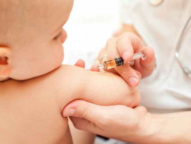 Vrai ou faux : les bébés peuvent facilement recevoir plusieurs vaccins à la fois