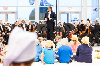 L&rsquo;Orchestre symphonique de Montréal joue une berceuse pour les patients du nouvel Hôpital de Montréal pour enfants