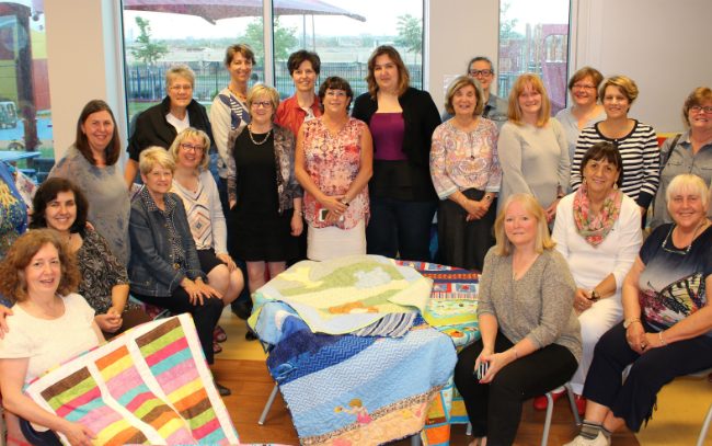 Le groupe Mothers for Others fait don d&rsquo;une centaine de courtepointes pour l’unité de soins intensifs pédiatriques (USIP) de l’HME