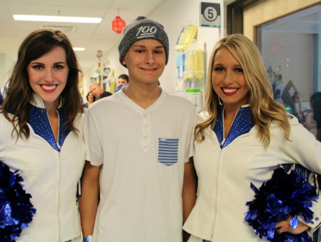 Des membres des Colts d’Indianapolis rendent visite à l&rsquo;Hôpital de Montréal pour enfants