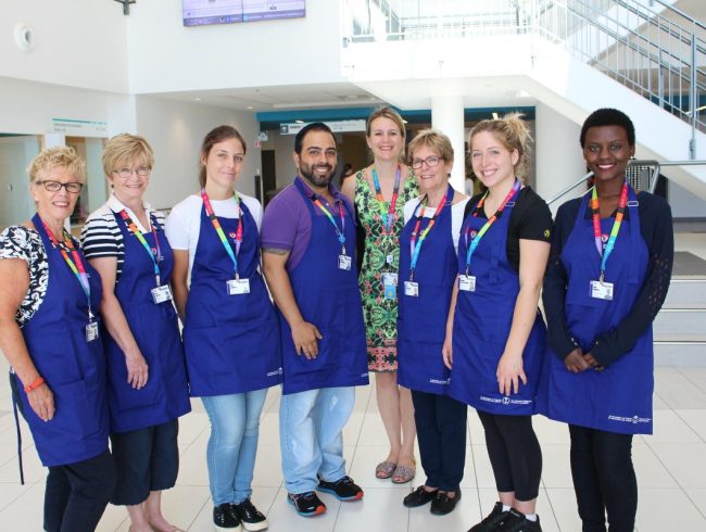 Nouveaux uniformes pour les bénévoles de l&rsquo;Hôpital de Montréal pour enfants