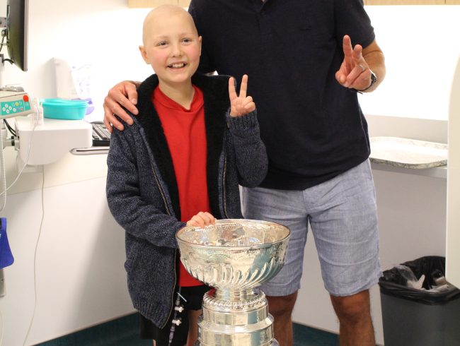 Marc-André Fleury apporte la Coupe Stanley à l&rsquo;Hôpital de Montréal pour enfants